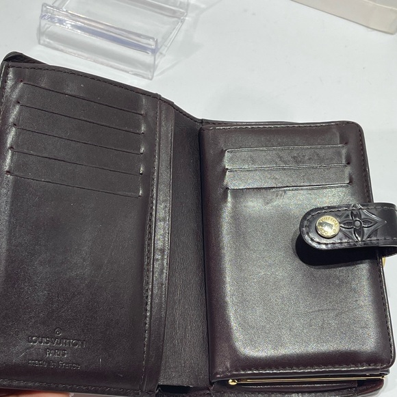 Louis Vuitton Kisslock Wallet in Amarante, preloved. - Picture 16 of 16